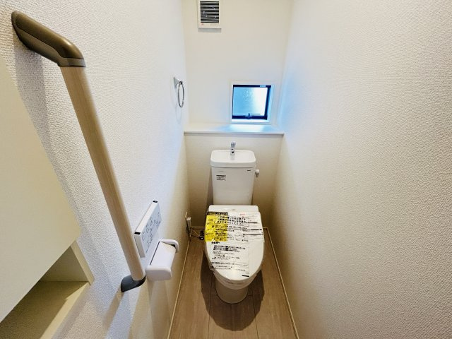新築　太田市新田上江田町　GRAFARE　2号棟のトイレ|現地写真　節水タイプのウォシュレット付きトイレ、水道料節約に一役買います！							
