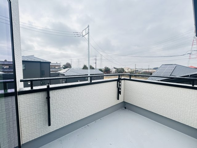 新築　太田市新田上江田町　GRAFARE　2号棟のバルコニー|現地写真　日当たりの良いバルコニーは気持ちよく洗濯物が干せます♪							
							
					
　　							
