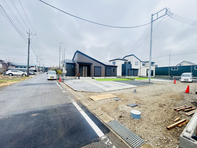新築　太田市新田上江田町　GRAFARE　2号棟の前面道路含む現地写真|現地写真　西側接道幅員約5.7ｍ