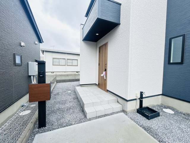新築　太田市新田上江田町　GRAFARE　2号棟の玄関|現地写真　TVモニター付きドアホンでセキュリティも安心です！
