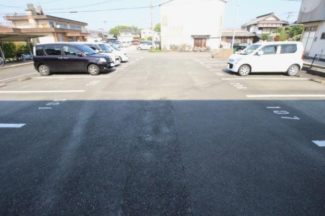 サンライズ稲富の駐車場