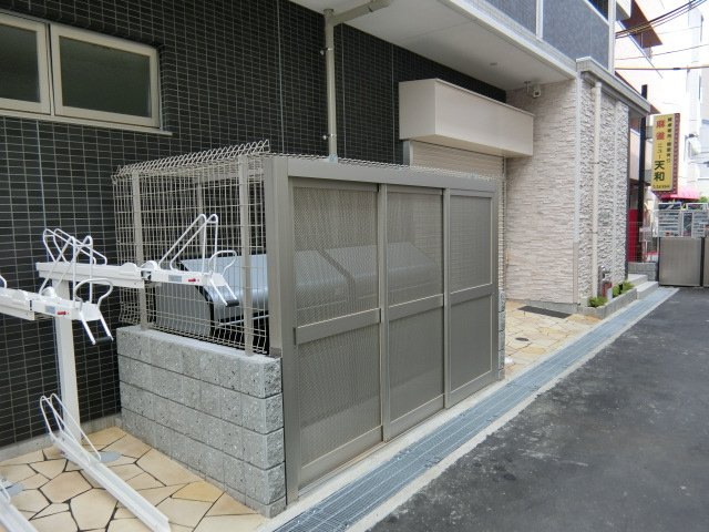 クリントブライアントの周辺