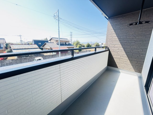 新築　太田市新田上江田町　GRAFARE　4号棟のバルコニー|現地写真　インナーバルコニーで少しの雨なら濡れずにすみます。天気が怪しいけど…という悩みも解消ですね									
						
							
					
　　							
