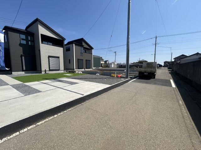 新築　太田市新田上江田町　GRAFARE　4号棟の前面道路含む現地写真|現地写真　西側接道幅員約5.7ｍ
