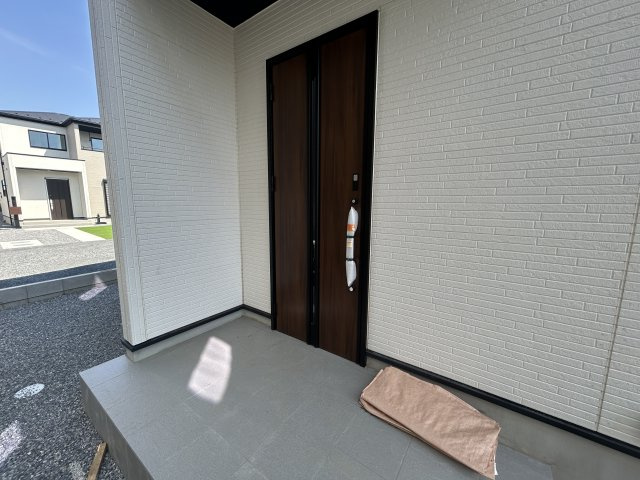 新築　太田市新田上江田町　GRAFARE　4号棟の玄関|現地写真　TVモニター付きドアホンでセキュリティも安心です！
