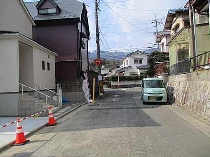 広島市佐伯区八幡が丘２丁目 の前面道路含む現地写真