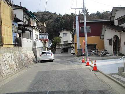 広島市佐伯区八幡が丘２丁目 の前面道路含む現地写真