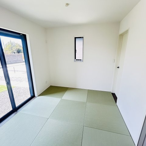新築　太田市新田上江田町　GRAFARE　5号棟の和室|現地写真　リビング隣の和室はお子様の遊び部屋としてもちょうどいいですね♪							

