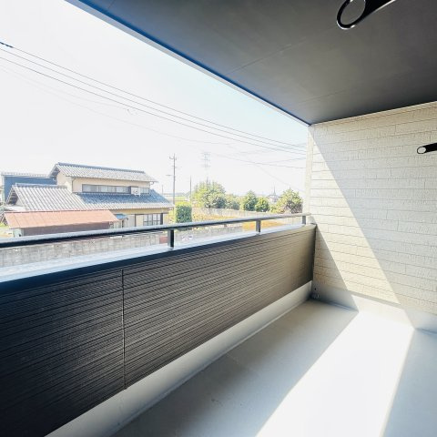 新築　太田市新田上江田町　GRAFARE　5号棟のバルコニー|現地写真　インナーバルコニーで少しの雨なら濡れずにすみます。天気が怪しいけど…という悩みも解消ですね									
						
							
					
　　							
