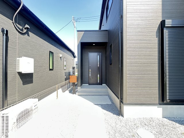 新築　太田市新田上江田町　GRAFARE　5号棟の玄関|現地写真　TVモニター付きドアホンでセキュリティも安心です！
