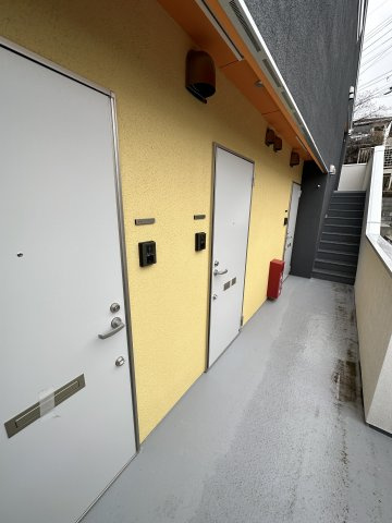 川崎市麻生区白鳥３丁目のアパートのロビー