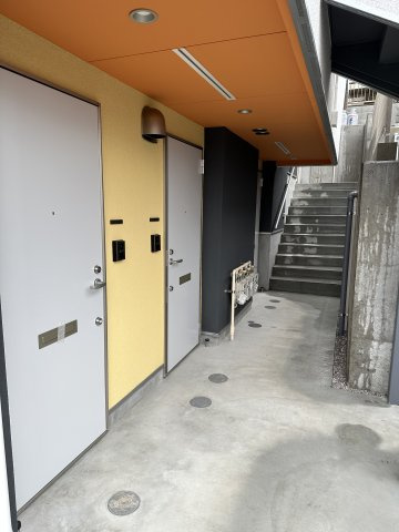 川崎市麻生区白鳥３丁目のアパートのロビー