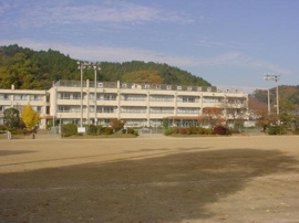 あきる野市立五日市中学校まで890ｍ