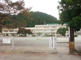 あきる野市立五日市小学校まで678ｍ