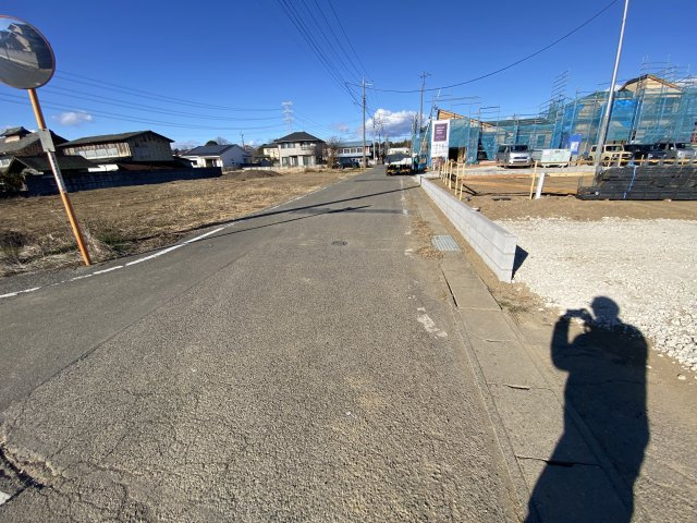 新築　太田市新田上江田町　GRAFARE　6号棟の前面道路含む現地写真|現地写真　西側接道幅員約5.7ｍ　南側接道幅員約4.5ｍ	