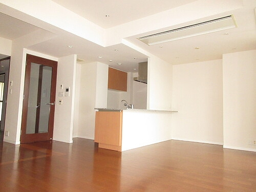 みなとみらいミッドスクエア　ザ・タワーレジデンスの居間・リビング|リビングダイニング　※2023年10月撮影