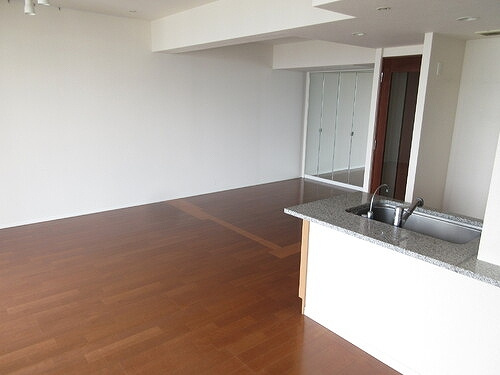 みなとみらいミッドスクエア　ザ・タワーレジデンスの居間・リビング|リビングダイニング　※2023年10月撮影