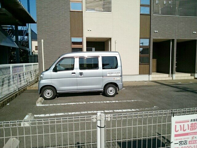 エレガントの駐車場