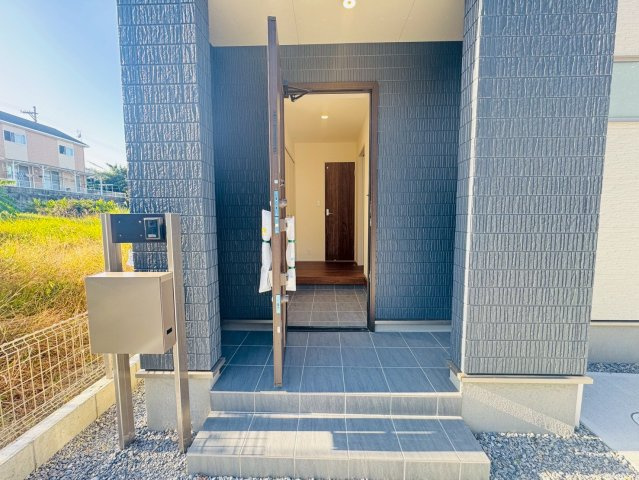 ■■うるま市与那城屋慶名－3号棟（全3棟）のエントランス