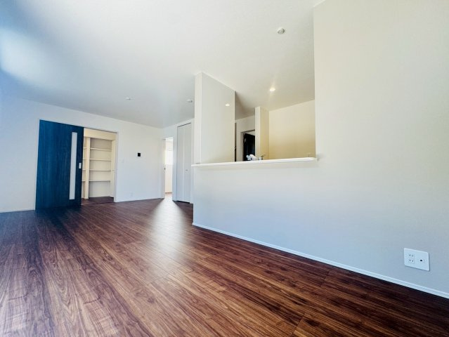 ■■うるま市与那城屋慶名－3号棟（全3棟）の居間・リビング|使いやすいリビングです