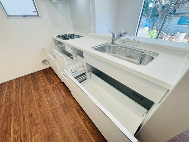 ■■うるま市与那城屋慶名－3号棟（全3棟）のキッチン|コンパクトなキッチンで掃除もラクラク