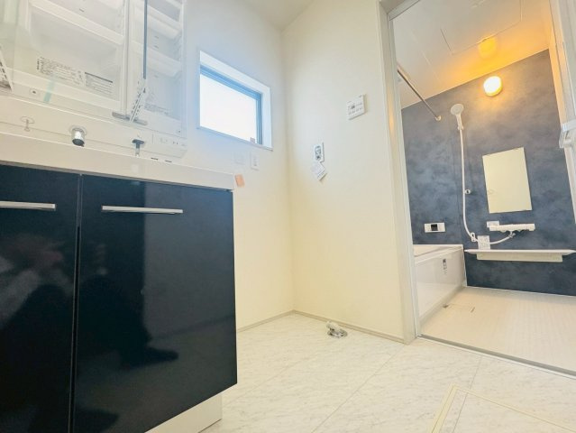 ■■うるま市与那城屋慶名－3号棟（全3棟）の独立洗面台|独立洗面化粧台が付いています