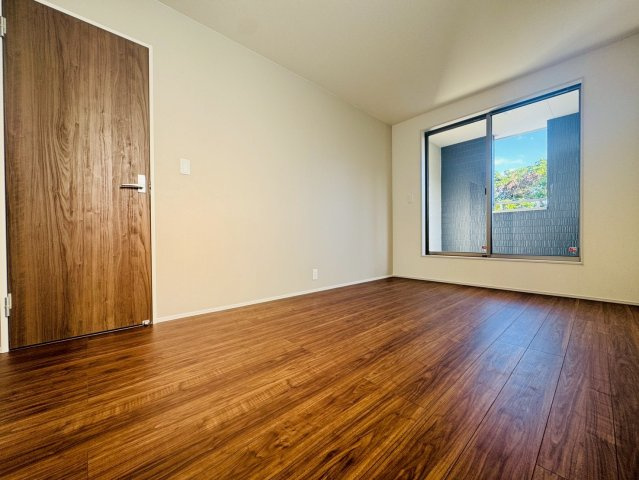 ■■うるま市与那城屋慶名－3号棟（全3棟）の洋室|明るい洋室です