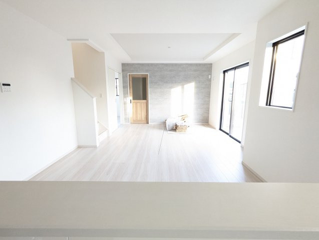 水戸市河和田12期の居間・リビング|キッチンから見たリビングです。リビングは家族皆が集まる場所～家族会議からお子様の日々の成長を感じられる場所です