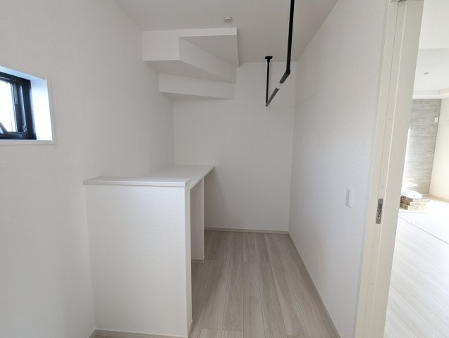 水戸市河和田12期の独立洗面台|リネン庫にはタオルやお着替え、季節ものの寝具の保管スペースとして♪ハンガーパイプ付きで便利！