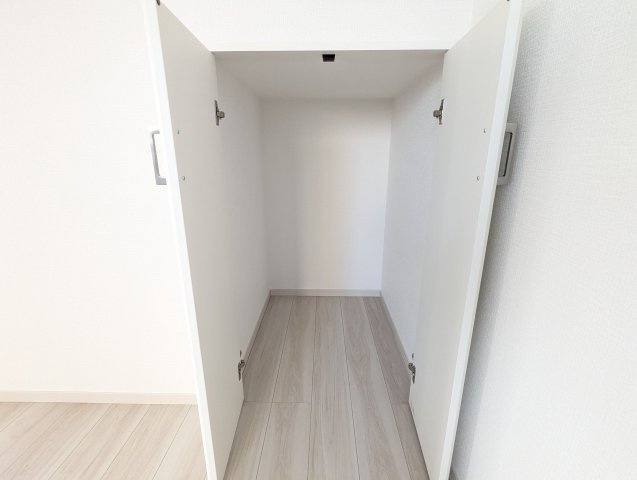 水戸市河和田12期の収納|リビング横の洋室にもしっかりとした収納があり、すっきりお部屋をお使いいただけます。