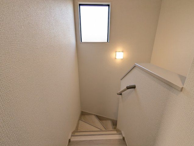 水戸市河和田12期の内装|窓付きの階段は明るく、手すり付きで小さなお子様でも安心です