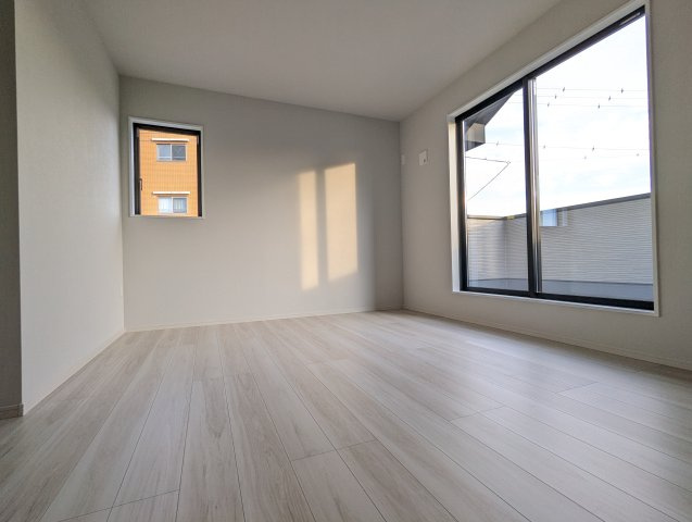 水戸市河和田12期の洋室|採光・通風が良く毎朝気持ち良く起床ができ・・日中も日差しが降り注ぐ～暖かいお部屋です