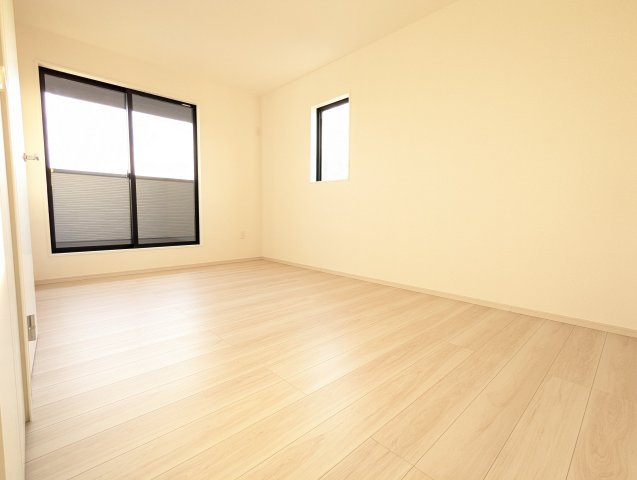 水戸市河和田12期の洋室|バルコニーに面した明るい洋室です。採光・通風が良く毎朝気持ち良く起床ができ・・日中も日差しが降り注ぐ～暖かいお部屋です