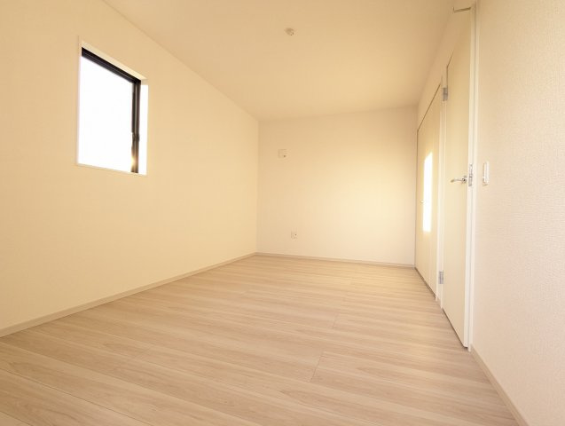 水戸市河和田12期の洋室|お子様の成長にも対応でき窓の位置が高いので子供部屋に適しています。マイホームだからこその喜び。