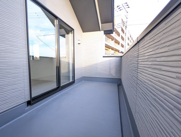 水戸市河和田12期のバルコニー|暖かな日差しのふりそそぐ広々バルコニー、たくさんの洗濯物が干せます～