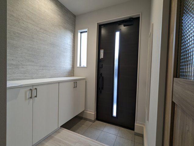 水戸市河和田12期の玄関|玄関窓から光が差し込む明るい玄関です！白を基調としているのでスッキリとしています♪