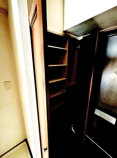 【収納】 | 朝日シティパリオ板橋本町 | 家の顔となる玄関。 収納部分を多く採用し、スッキリとした広さを確保出来ました。ゲストを迎え入れても安心の空間です。