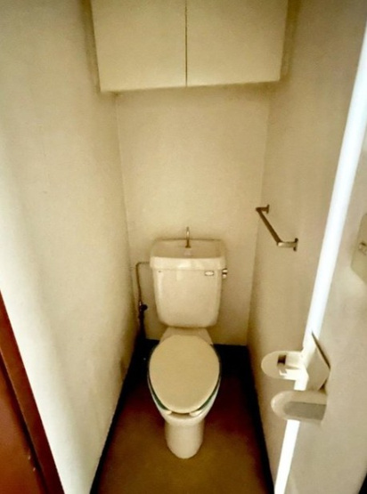 【トイレ】 | 朝日シティパリオ板橋本町 | 清潔な空間であって頂けますように、汚れをふき取り易いフロアと壁紙をチョイス致しました。