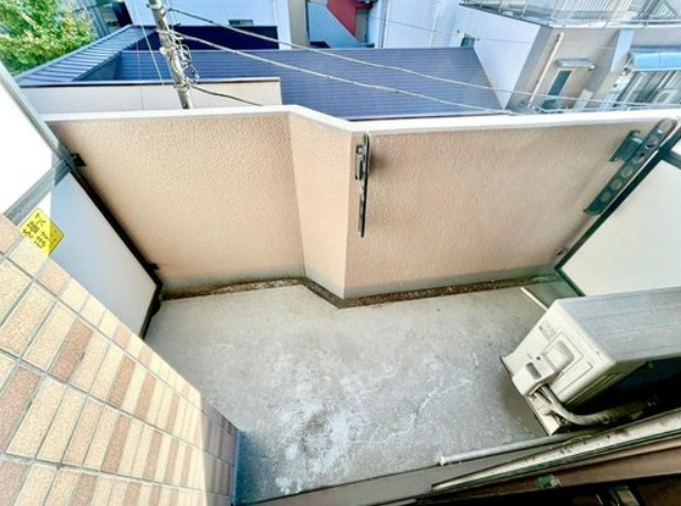 【バルコニー】 | 朝日シティパリオ板橋本町 | 充分な広さと幅が確保されたバルコニー。天気が良い日には太陽の陽が差し込み、心地よいバルコニーです。