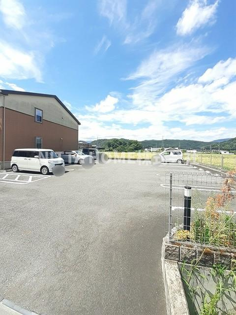 メゾンフランＥの駐車場|駐車場は敷地内に２台分の空きがあります！