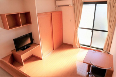 【居間・リビング】 | レオパレスＭｉｌｋｙｗａｙ | こちらのリビングで趣味の時間をお楽しみください