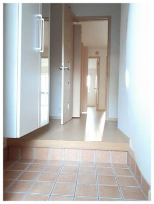 【玄関】 | スクエアハイツＢ | 収納もある玄関です