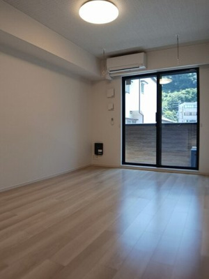 【居間・リビング】 | プリムラ | こちらの居間で趣味の時間をお楽しみください