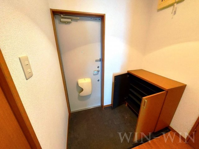 ブロードタウン神野 B棟の玄関