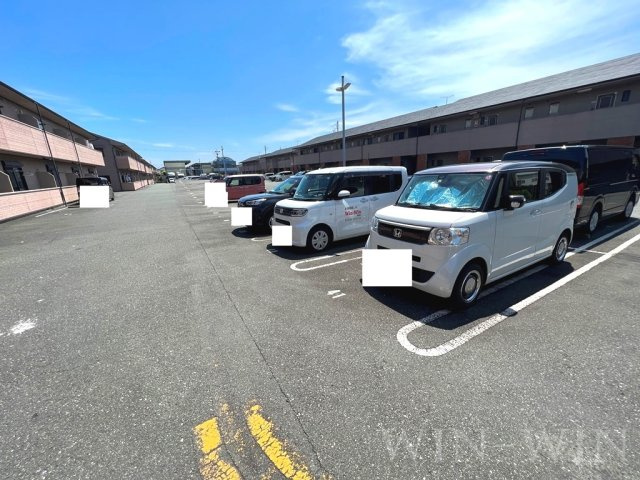 ブロードタウン神野 B棟の駐車場