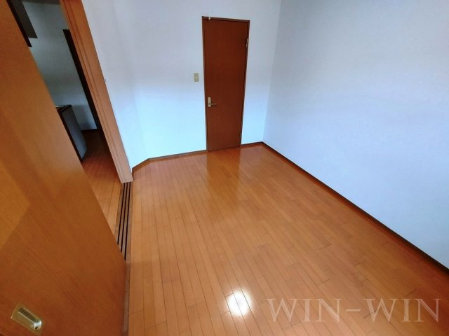 ブロードタウン神野 B棟の寝室