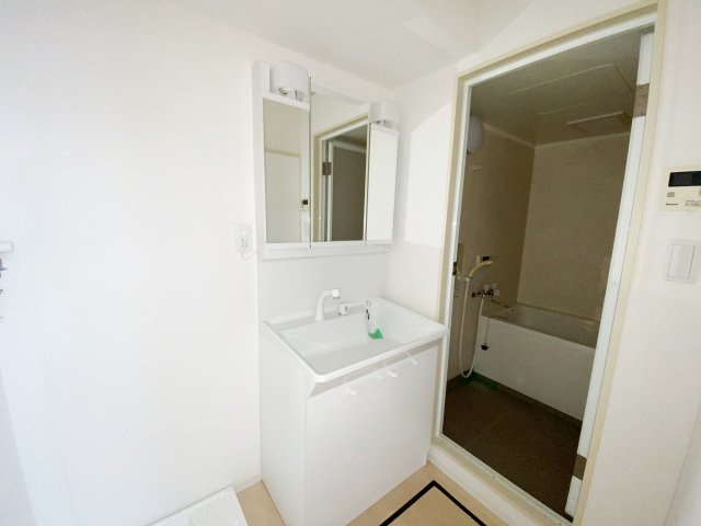 第1山田マンションの洗面所|別号室の参考写真です。