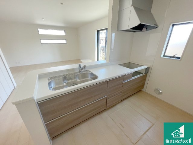 神戸市北区道場町日下部　第1期　新築一戸建てのキッチン|リビングと統一感があり、使い勝手のいいキッチン。広々としているので、二人並んで作業が出来ちゃいます。お子様と一緒に色々なお料理に挑戦できるスペースがあります。