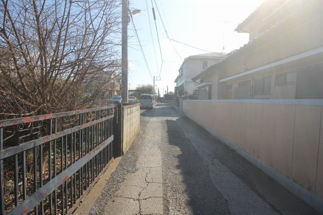 小山市若木町1丁目の前面道路含む現地写真|北東側道路（2026年2月撮影）