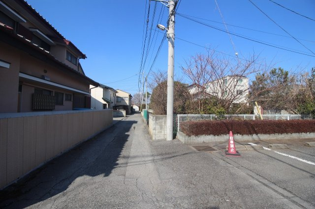 小山市若木町1丁目の前面道路含む現地写真|北東側道路（2026年2月撮影）